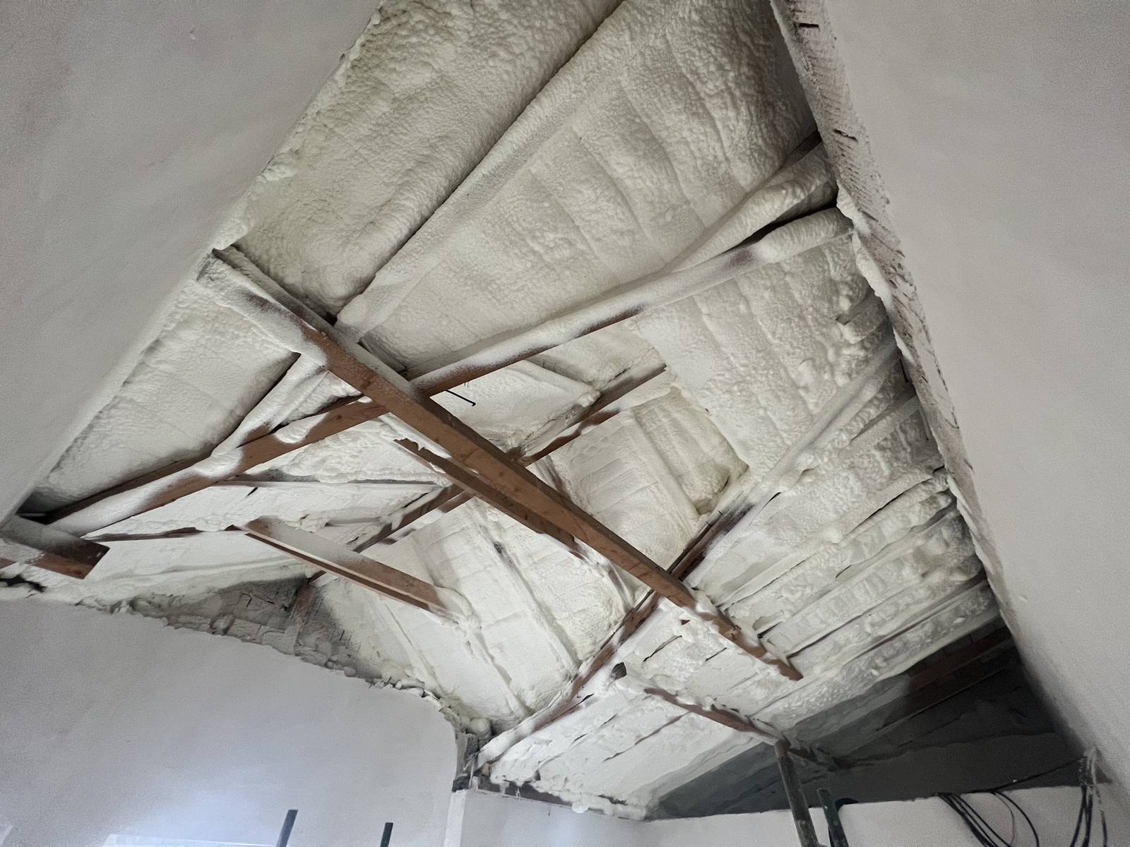 Acoperiș izolat cu spumă poliuretanică, văzut de jos