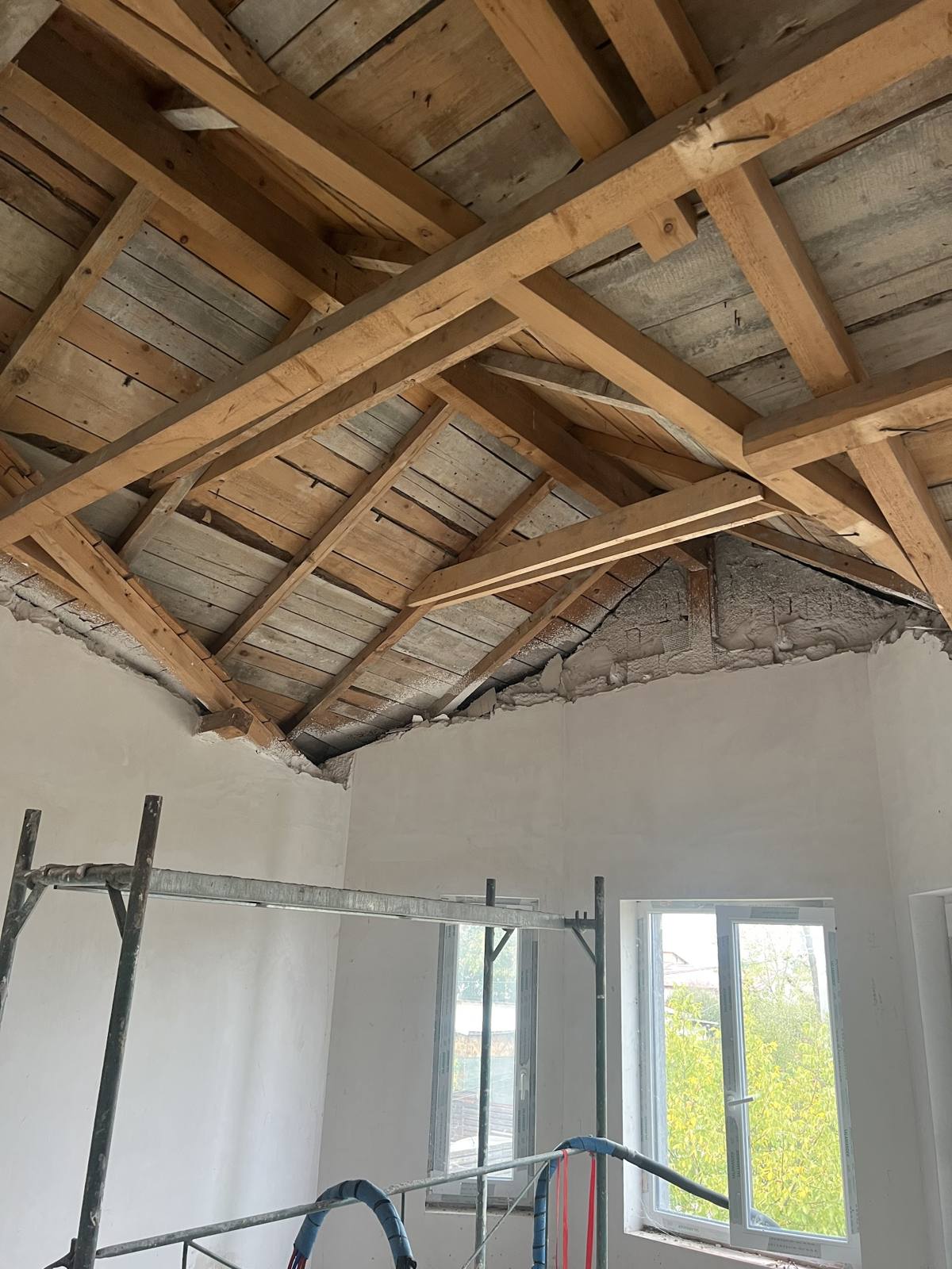 Structură de acoperiș din lemn, neizolată, cu schelă